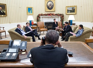Obama speaks to Raul Castro / Official White House Photo by Pete Souza / Public Domain