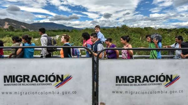 A line of Venezuelan migrants at a Colombian border checkpoint.