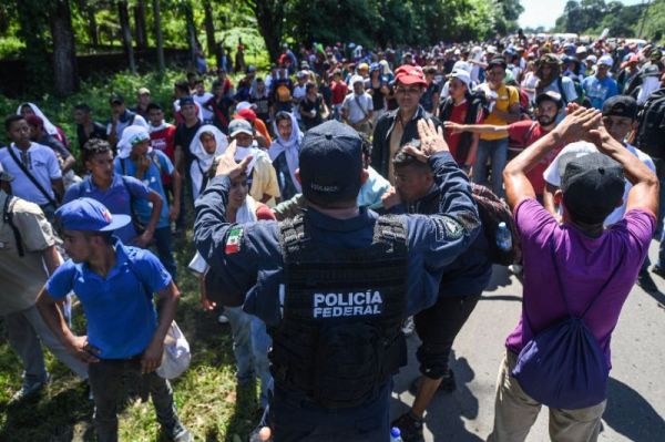 Honduran migrants meet with Mexican police in Chiapas